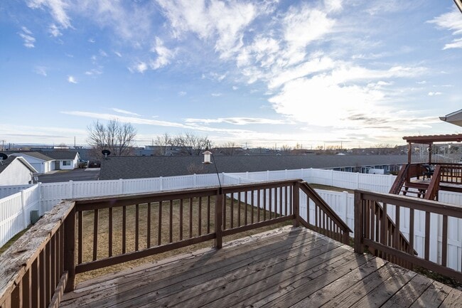 Building Photo - 3 bedroom 2 bathroom west end townhome