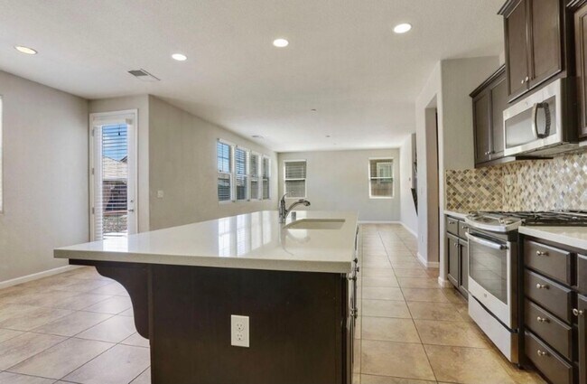 Building Photo - Beautiful 5 Bedroom, 3 Bath Tracy Home / B...