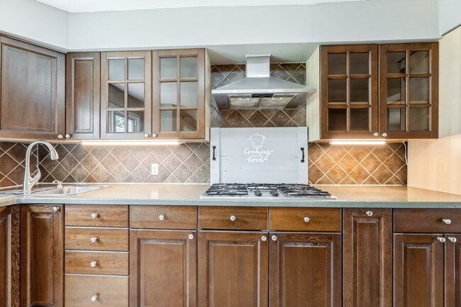 Building Photo - Bergenfield NJ Split Level Spacious Single Family home