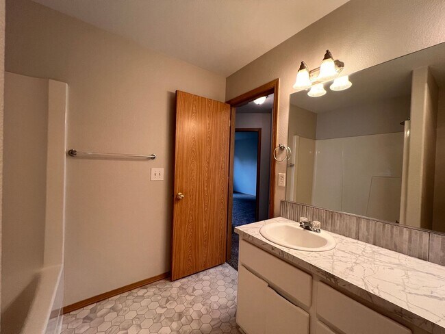 Building Photo - MOVE IN SPECIAL!! Beautifully Remodeled Ho...
