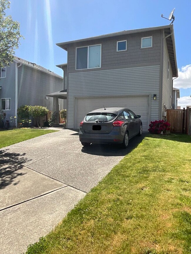 Building Photo - Just in Time for School!!! Beautifully Lan...