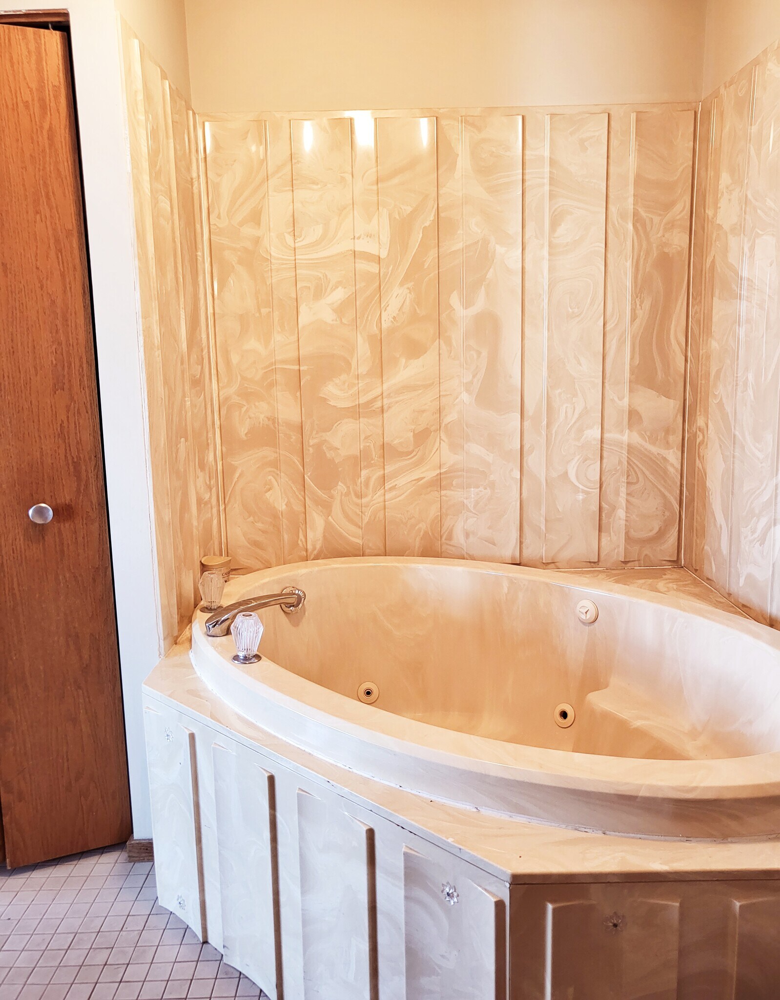 Jacuzzi tub in the unit - 433 S 7th St