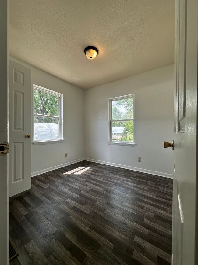 Building Photo - Your Next Home Just Dropped in Springfield!