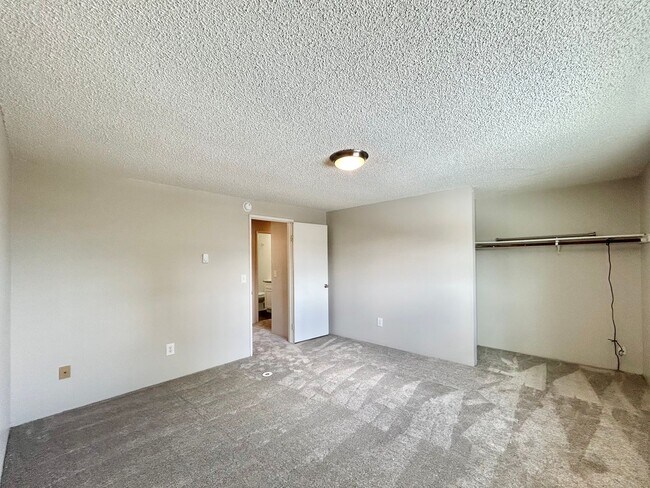 Building Photo - Charming 2 Bed, 1 Bath Canby Townhouse-Style Duplex!