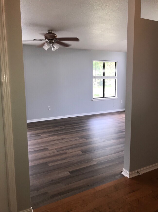 Building Photo - 2010 S Elm St