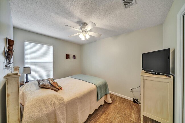 Building Photo - Updated 3 Bedroom in Central Location!