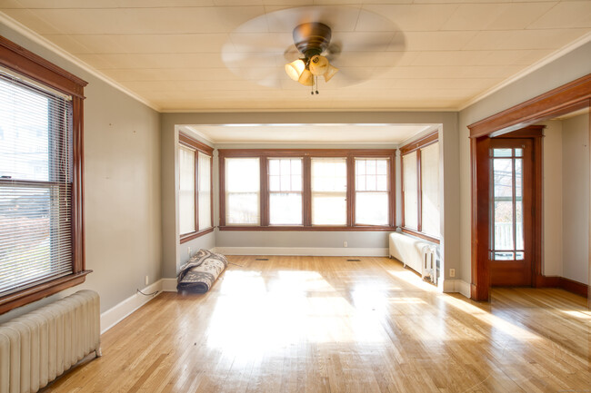 Building Photo - 226 Ledgeside Ave