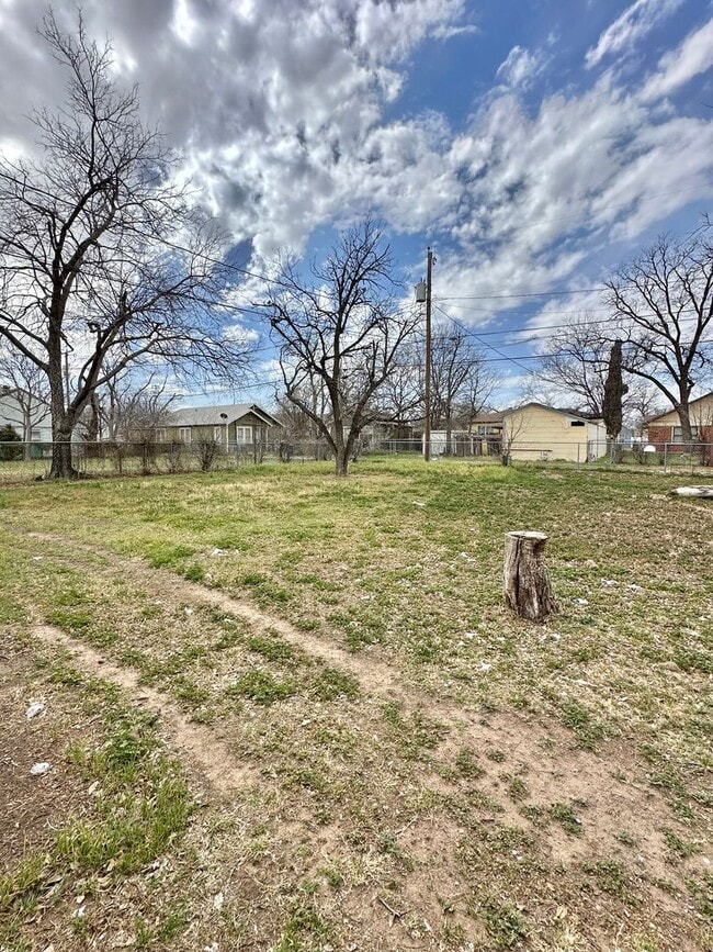 Building Photo - COMING FEBRUARY 2026 - Centrally Located 2-Bedroom Home!