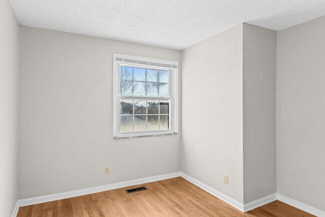 Building Photo - Updated 3bd/2bth home with Remodeled Master Suite & Prime Location!