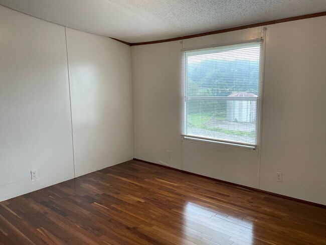 Building Photo - Three Bedroom Trailer Home in Rhodhiss Wit...