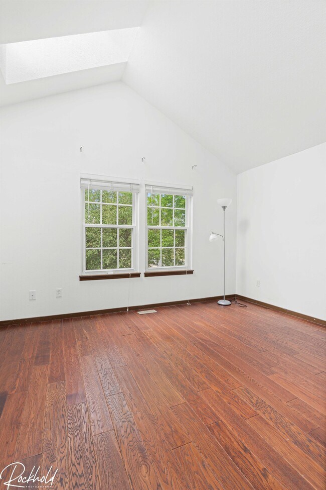 Building Photo - 1253 S Flower Cir