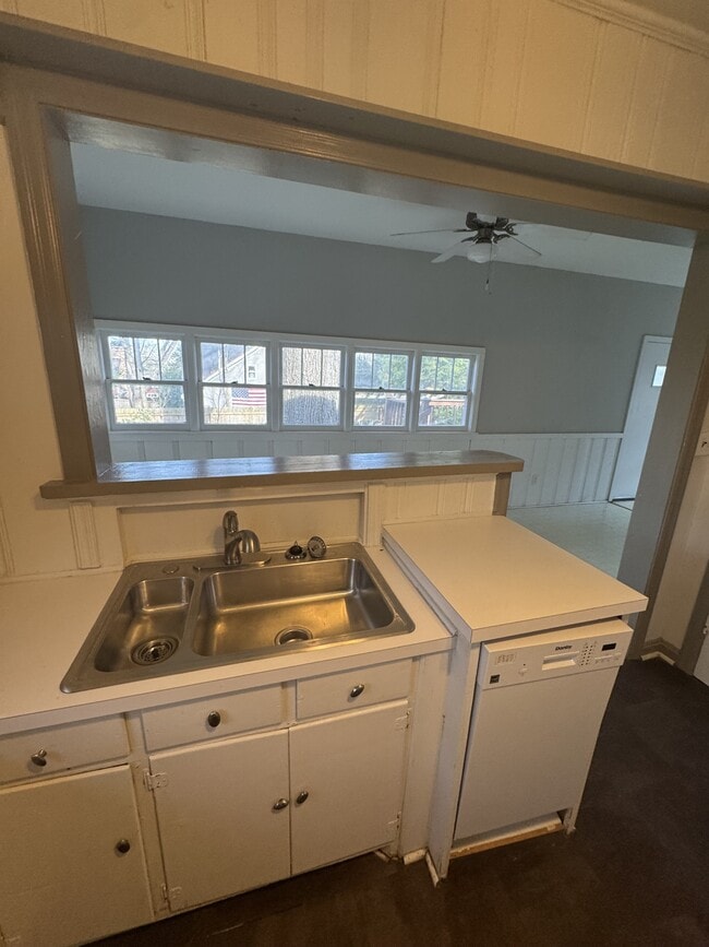 Building Photo - 86 Maxwell Ave SW