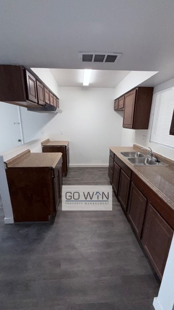 Building Photo - 4 Bed/ 2 Bath - House W/ Large Backyard