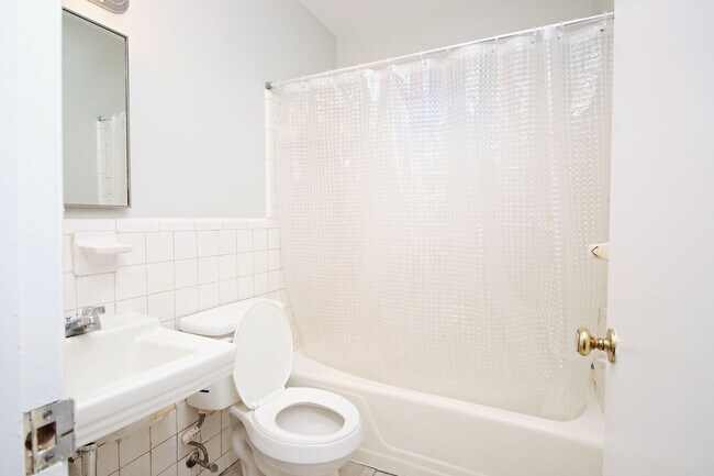 Building Photo - Student-Friendly Ground-Level Apartment Ne...
