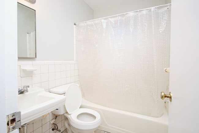 Building Photo - Student-Friendly Ground-Level Apartment Near The School of Data Science