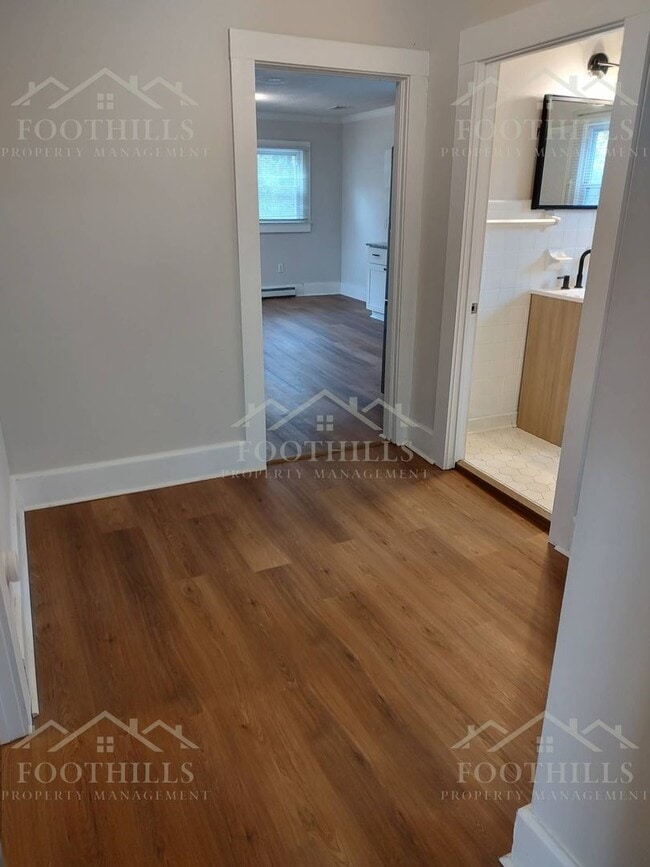 Building Photo - 211 Dickens Ave