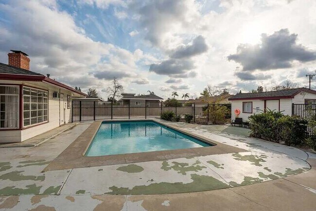 Building Photo - 590 N Cambridge St