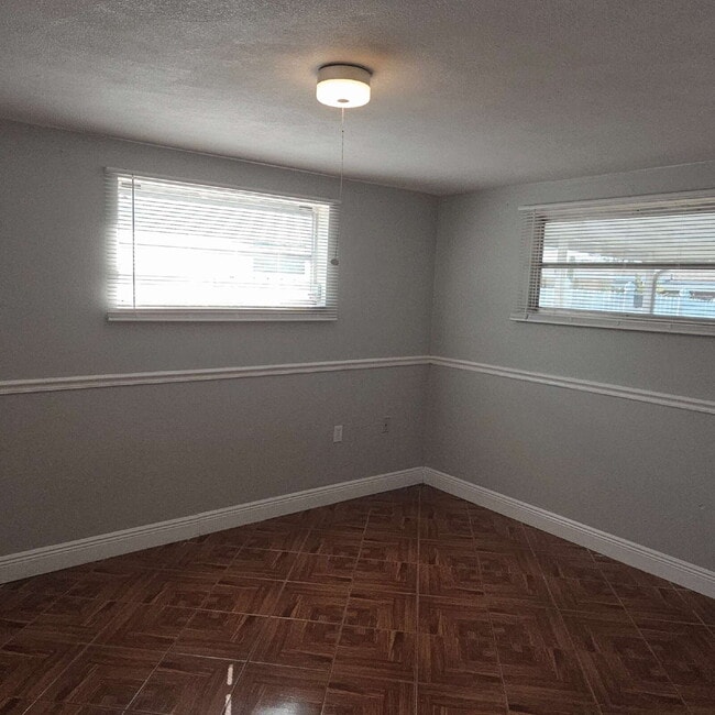 Building Photo - This gorgeous 2/1 house has been remodeled gourmet chef's kitchen, shaker cabinets, granite count...