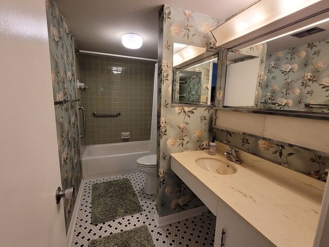 Building Photo - 2 Bedroom Condo - Greentree - Many Amenities!!