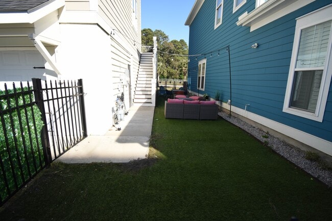 Building Photo - 846 Rosa Cir