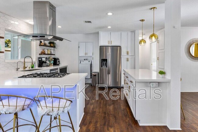 Building Photo - 980 N Buttonwillow Cir