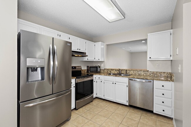 Building Photo - !Wow! Updated townhouse for rent Virginia Beach