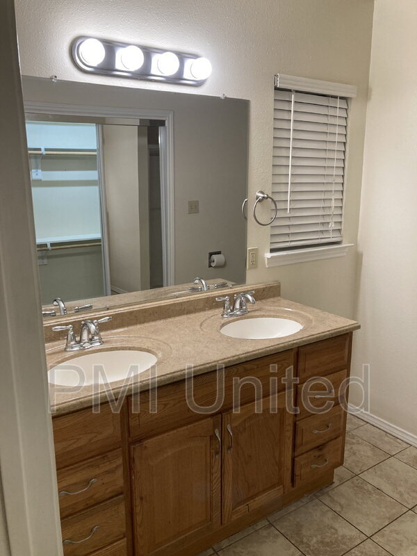 Building Photo - 417 N Bradshaw St