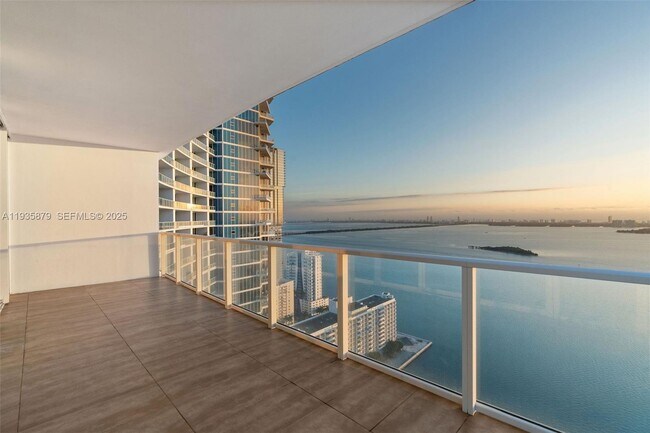 Building Photo - 2020 N Bayshore Dr