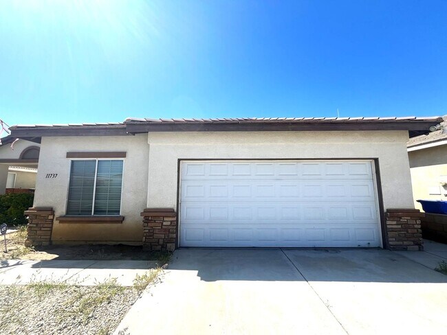 Building Photo - 5 bed, 2 bath located in Victorville, CA