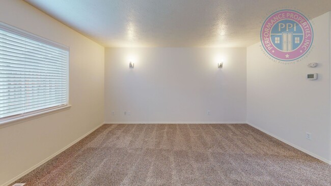 Building Photo - Two Level Cascadia Village Home with Backyard