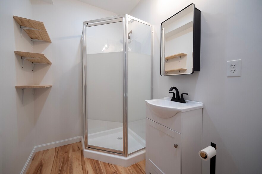 Full bath 1 - 10 Wampanoag Trl