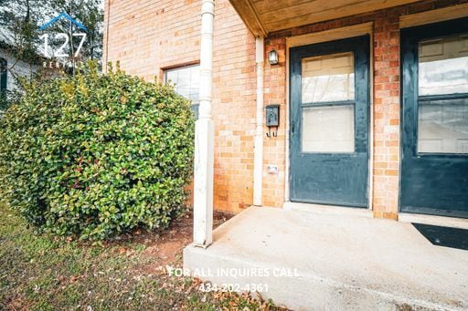 Building Photo - Updated 2BR with Private Entry, Spacious Yard, & Washer and Dryer Included