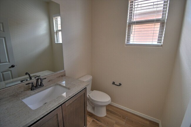 Building Photo - AMAZING MULTI GENERATIONAL 4 BEDROOM (with 2 Primary Suites-one up stairs and one down)