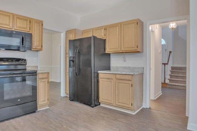 Building Photo - 207 Essex Dr