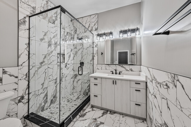 Building Photo - 2816 W Warren Blvd