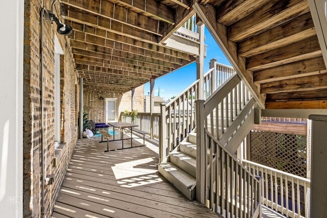 Building Photo - A Fantastic 2-bed in Fabulous Lakeview
