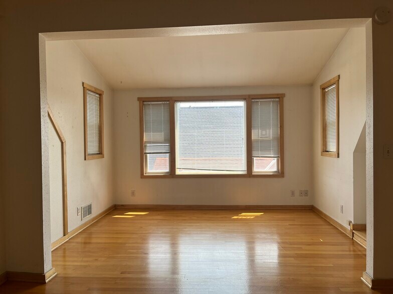 Building Photo - 3220 N Oakland Ave