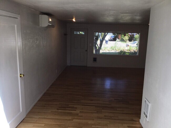 Building Photo - Great 3 Bedroom, 1.5 Bathroom Home in SE Eugene