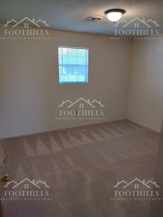 Building Photo - 105 Teakwood Dr