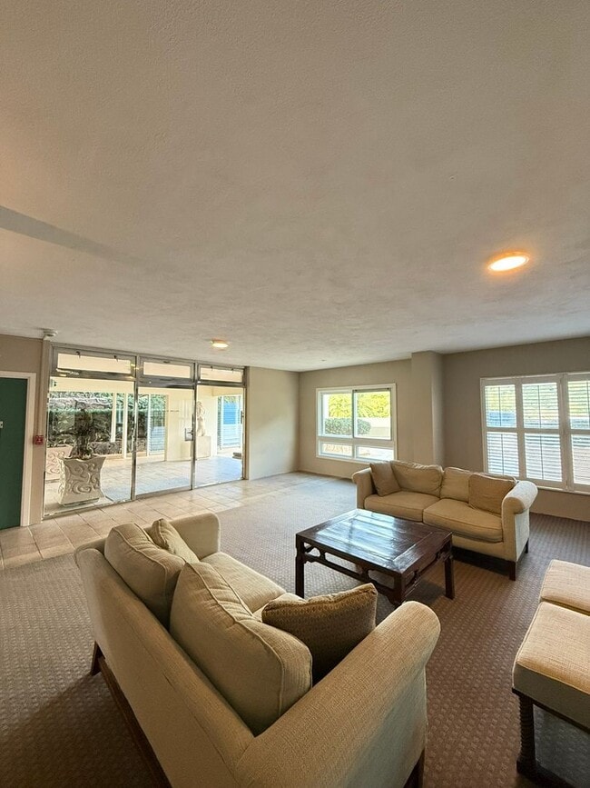 Building Photo - 1br/1ba/1pkg Condo w/Large Lanai PETS NEGOTIABLE!