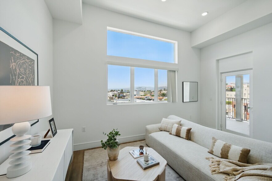 Building Photo - 212 N Mariposa Ave