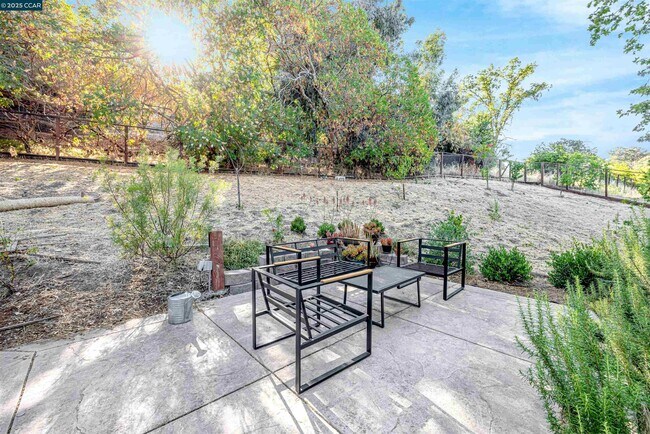Building Photo - 1371 Juanita Dr