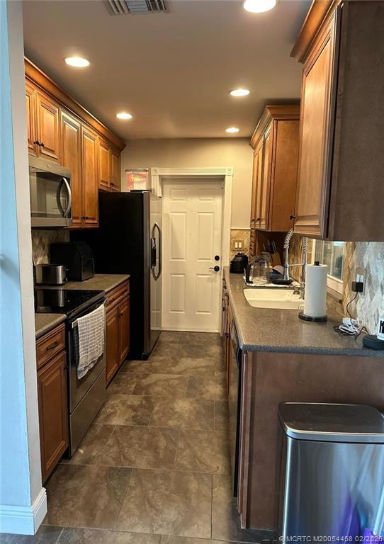 Building Photo - 1365 SW Gastador Ave