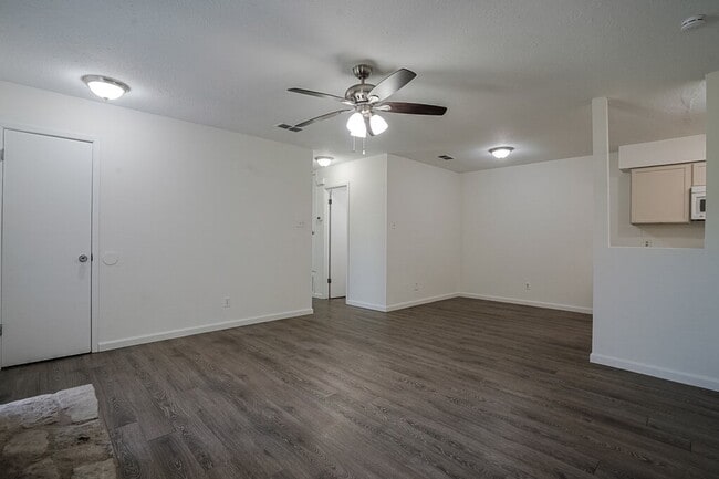 Building Photo - 701 Country Aire Dr