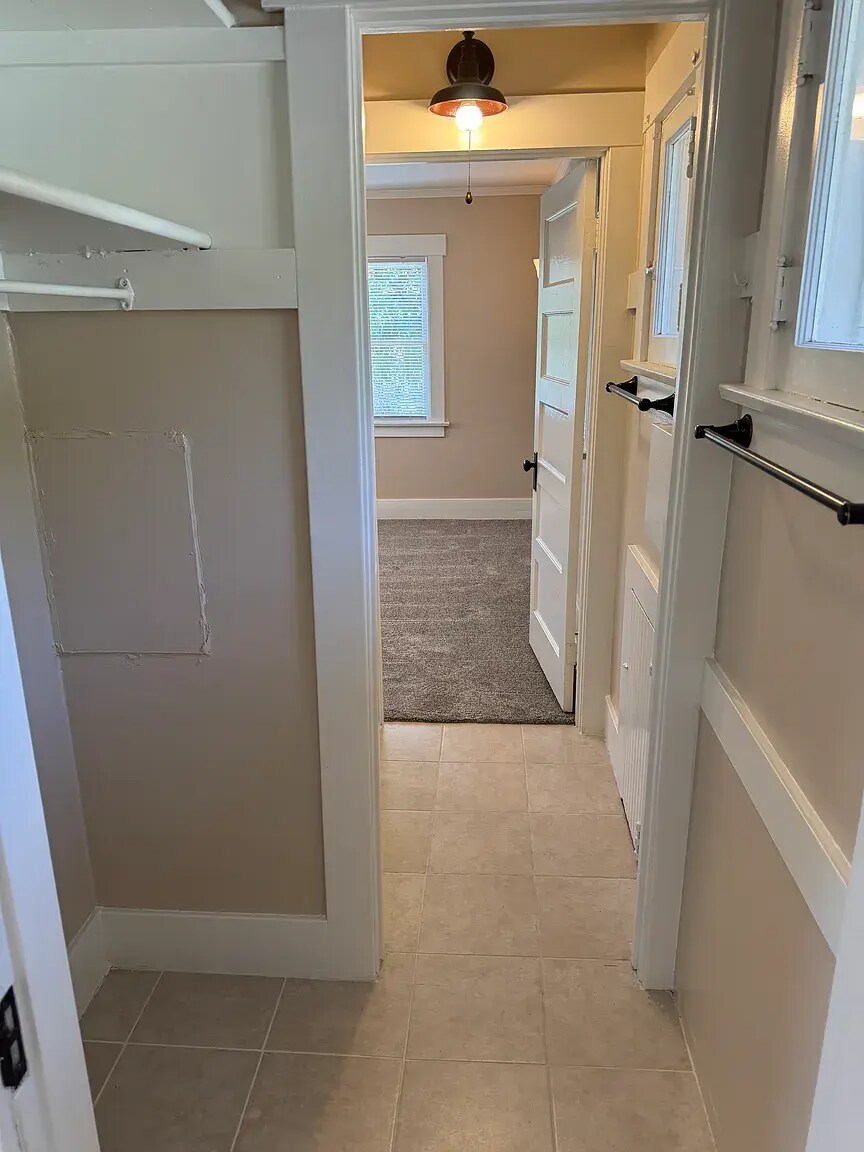 Closet - 1264 N Hudson Ave