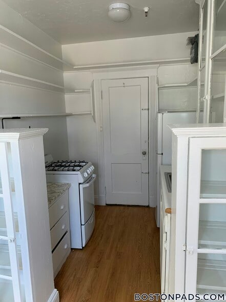 Building Photo - 235 Park Dr