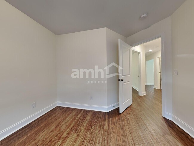 Building Photo - 8 Cherry St