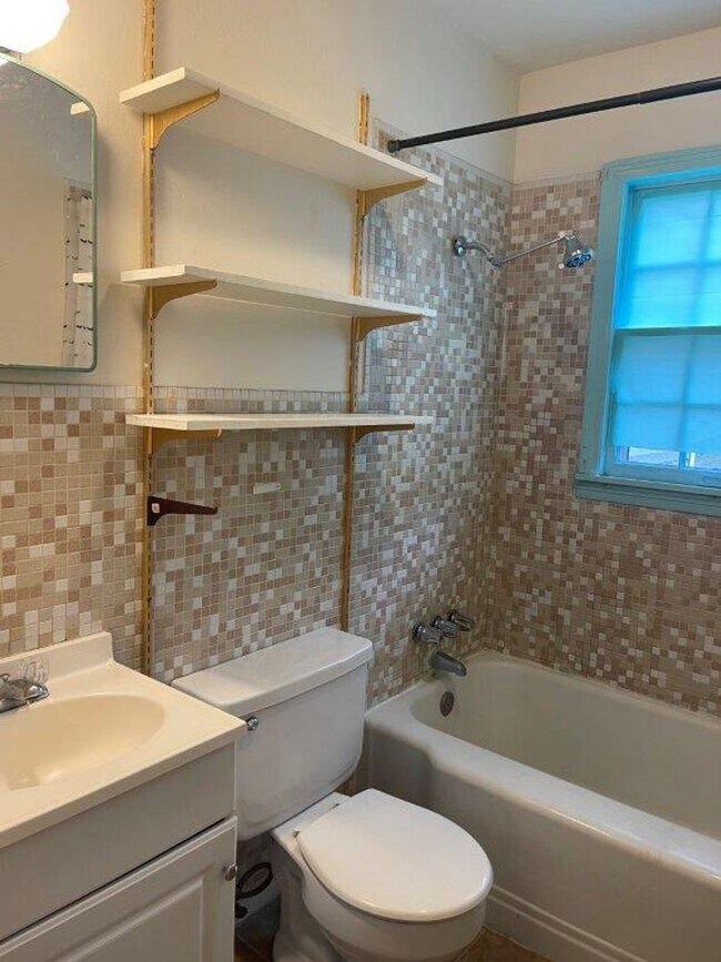 Building Photo - 2 bed 1&1/2 bath, detached garage in Norman