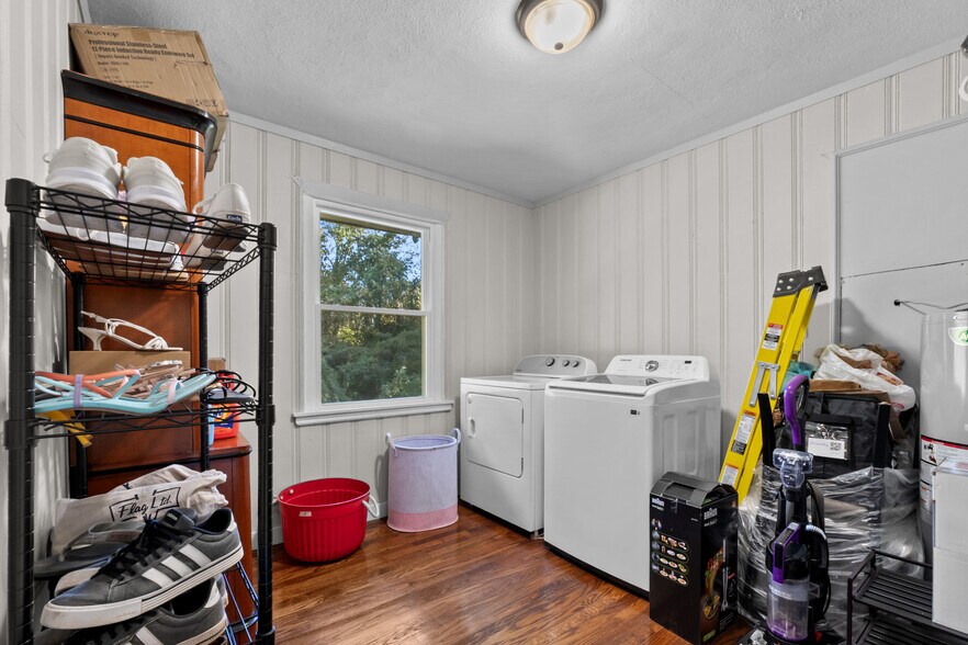 Building Photo - 1945 Camp Greene St