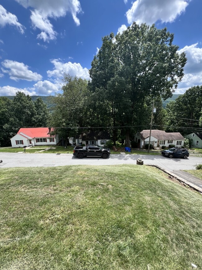 Building Photo - 1219 East Dr